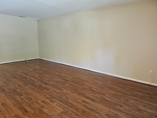 Building Photo - 8 Mews Ct