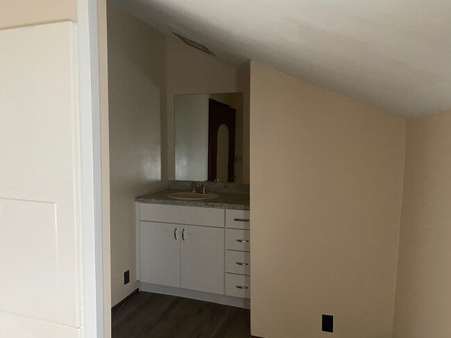 Building Photo - 77 Aurora St