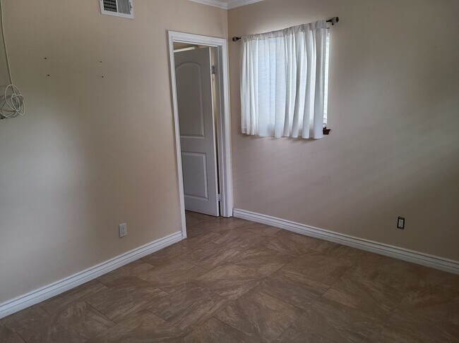 Foto del edificio - 15720 Rose Ln