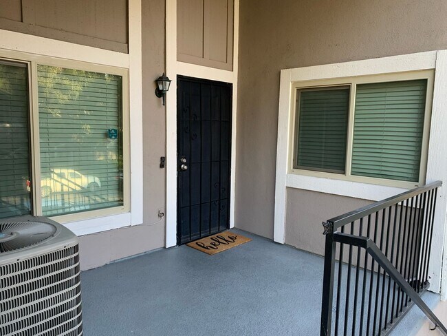 Building Photo - Charming upper level, 2 bedroom, 1 bath co...