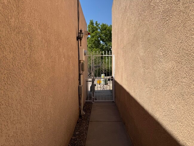 Building Photo - 9704 Lagrima De Oro Rd NE