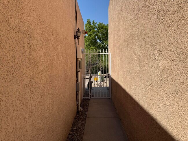 Foto del edificio - 9704 Lagrima De Oro Rd NE