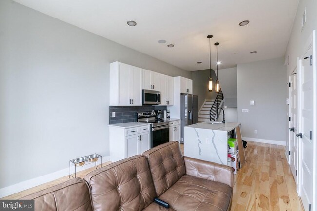 Building Photo - 411 W Hewson St