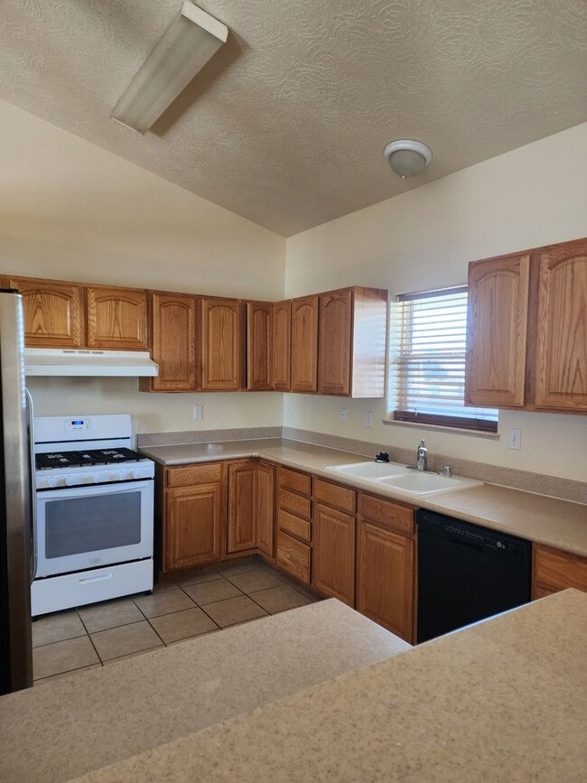 Building Photo - Large 3 Bedroom on Alyssa Ct