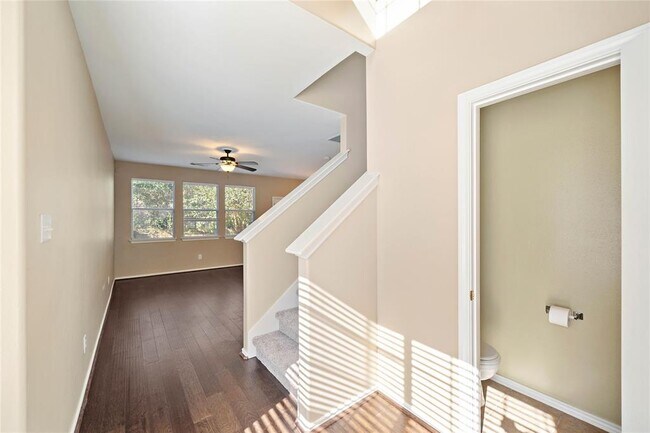 Foto del edificio - 63 Blue Creek Pl