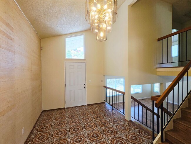 Building Photo - Tri-level Single Family Home
