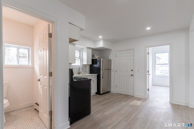 Foto del edificio - 77-79 Hanford Avenue Unit