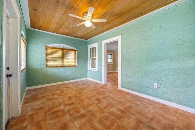 Building Photo - Charming 2-Bed With Backyard Oasis In West Palm Beach!