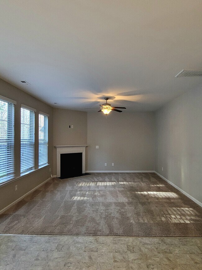 Building Photo - 271 River Oak St