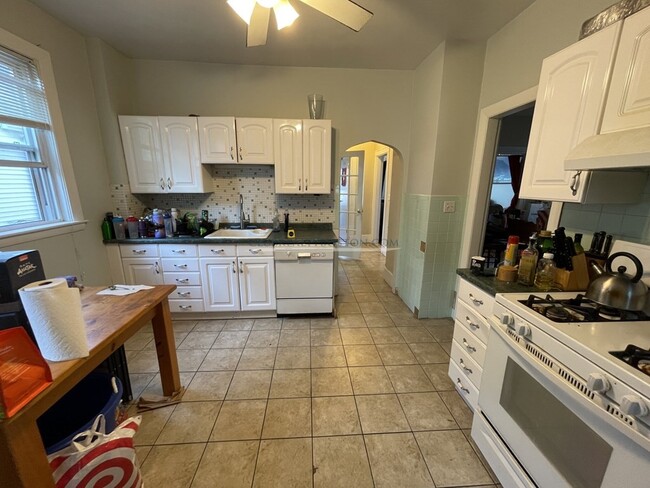 Building Photo - 49 Gardena St
