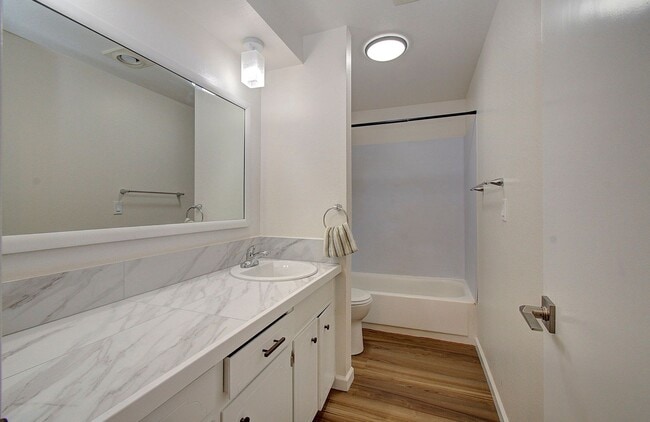 Building Photo - Heenan 2918-2920