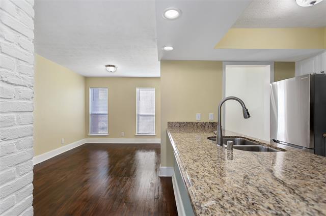Foto del edificio - 5904 Sandhurst Ln