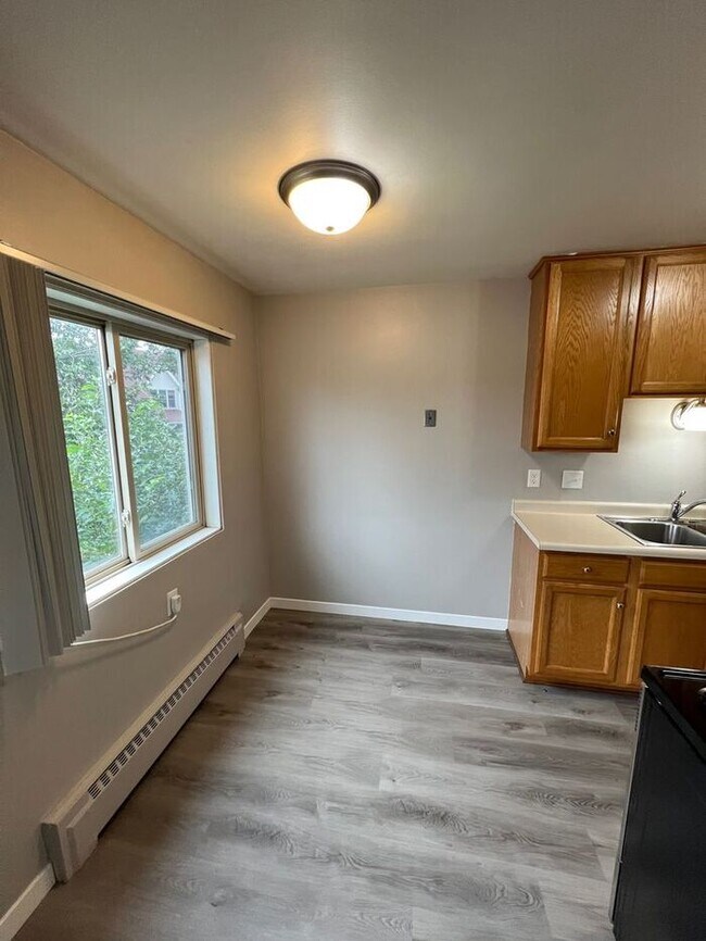 Building Photo - Bright Top Floor Corner Unit Available Now...