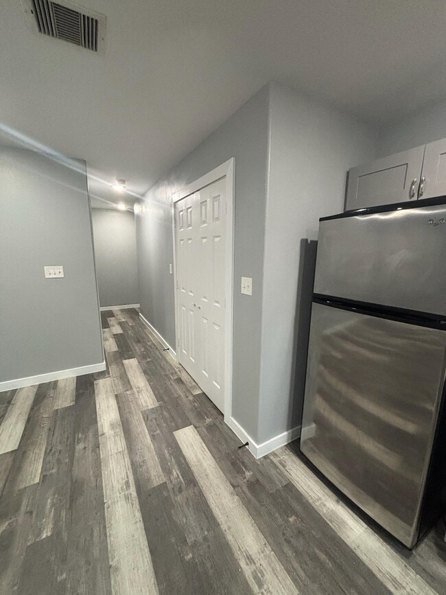 Foto del edificio - 8220 Crestview Dr