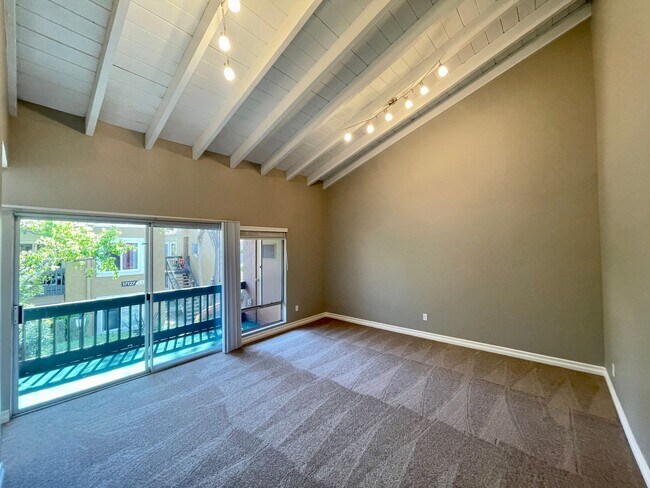 Building Photo - Great 2B/2BA Condo in Rancho Bernardo w/ W...