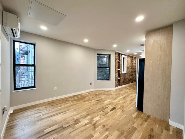Building Photo - 555 E 137th St