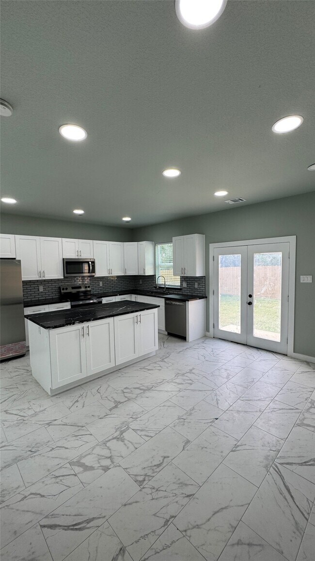 Building Photo - 129 S 10th St