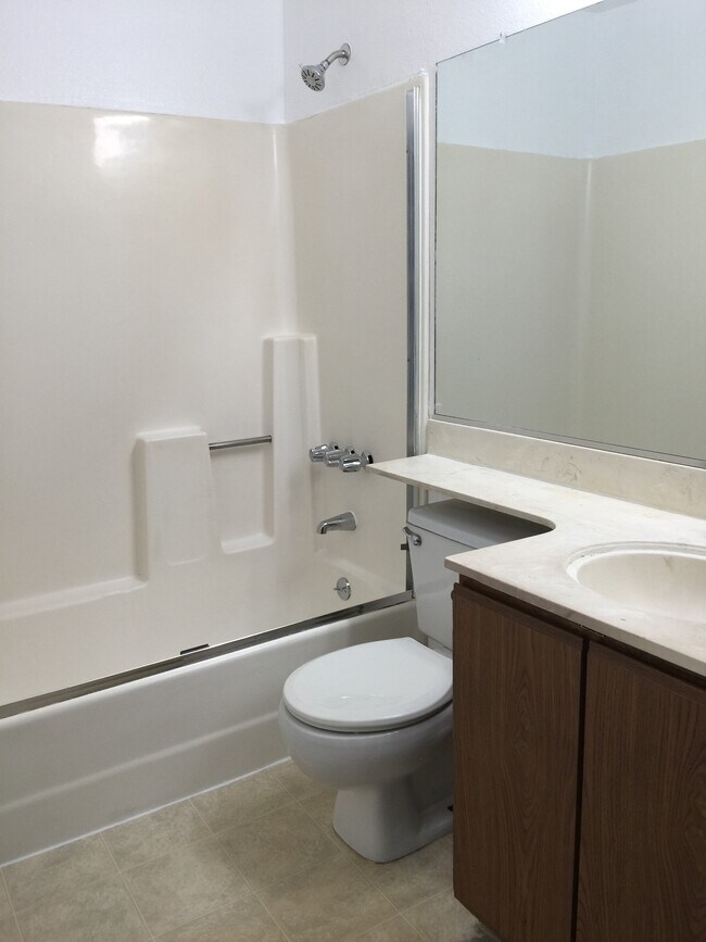 Bathroom - 554 Bancroft Ave