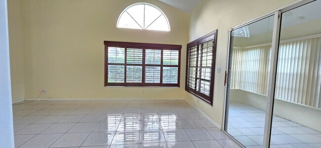 Foto del edificio - 8707 Forest Hills Blvd