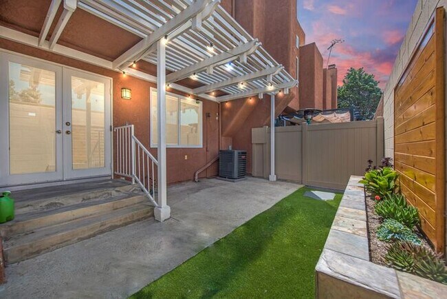 Building Photo - Downtown Huntington Beach Townhome