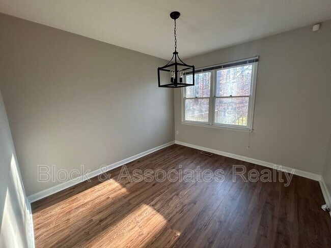 Building Photo - 928 Chatfield Dr