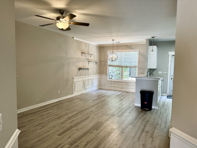 Building Photo - Striking Townhome in Westbury Park!