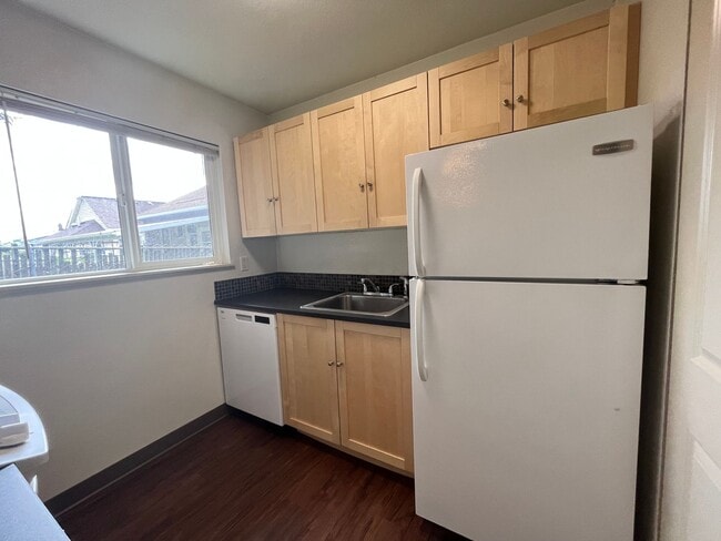 Building Photo - Charming SE 2 Bed 1 Bath Duplex - Private ...
