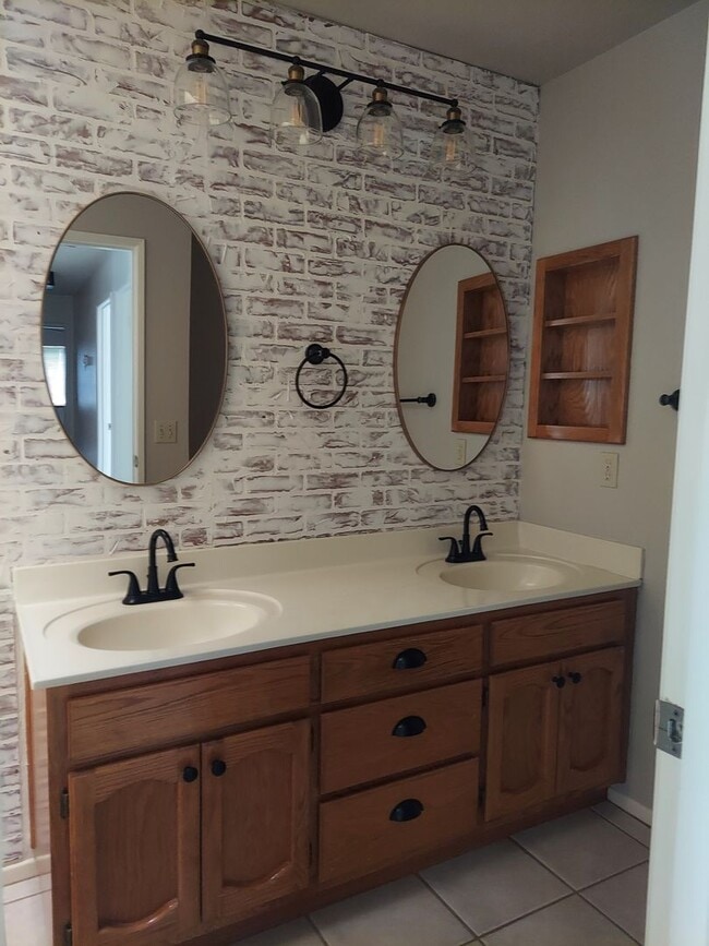 Foto del edificio - Please Contact VAUGHN REALTY to set up an appointment 760-446-6561