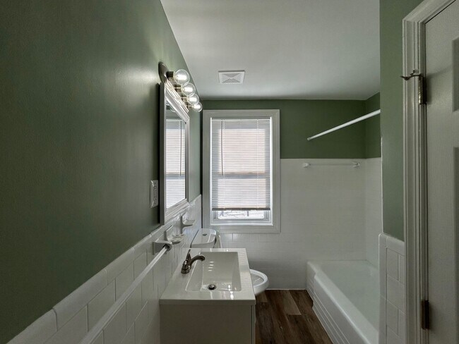 Building Photo - Baltimore - 4 bedrooms and 3 Bathrooms Available!