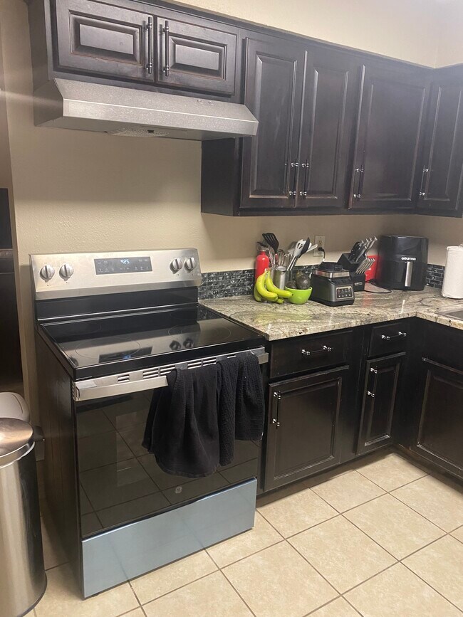 Foto del edificio - 3024 Tudor Ln