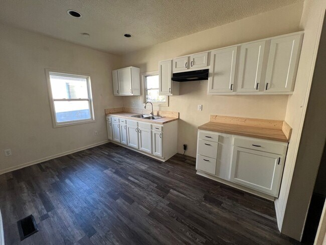 Building Photo - 3 bedrooms 1 bathrooms house for rent