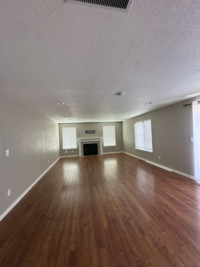 Foto del edificio - 4 bedroom, 2288sf home. Close to Nike, Int...