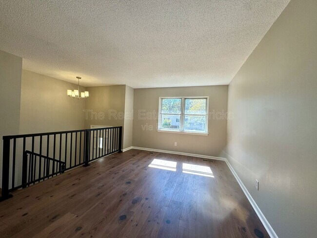 Foto del edificio - 6311 Rosemary Dr