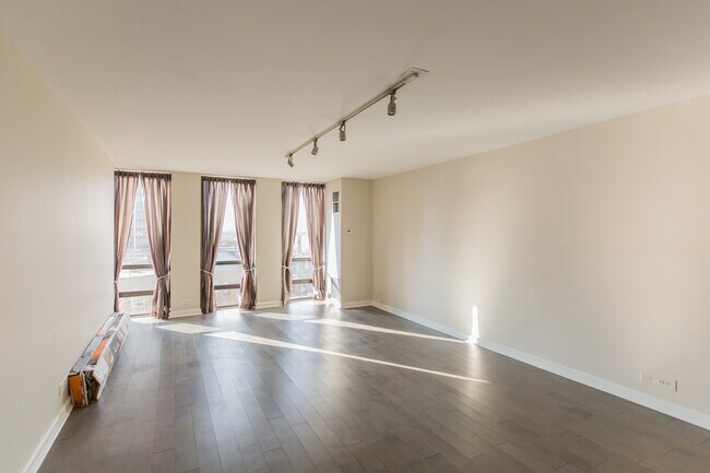Building Photo - 1660 N LaSalle Dr