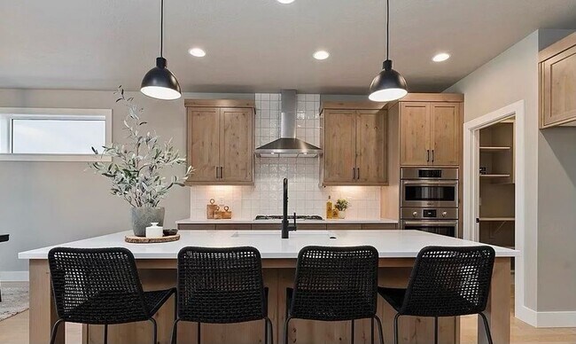 Foto del edificio - Beautiful home with lots of neighborhood a...