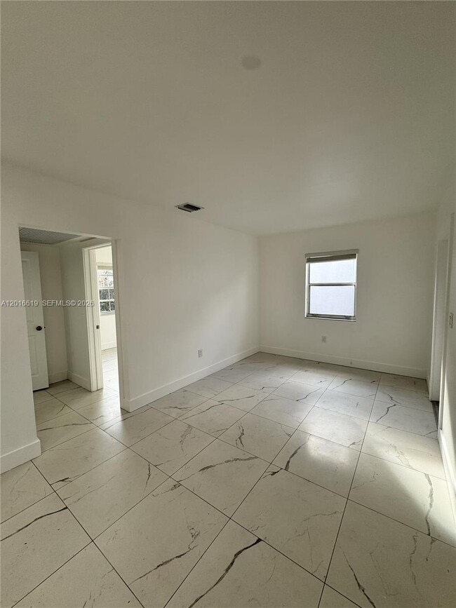 Foto del edificio - 2142 NW 1st St