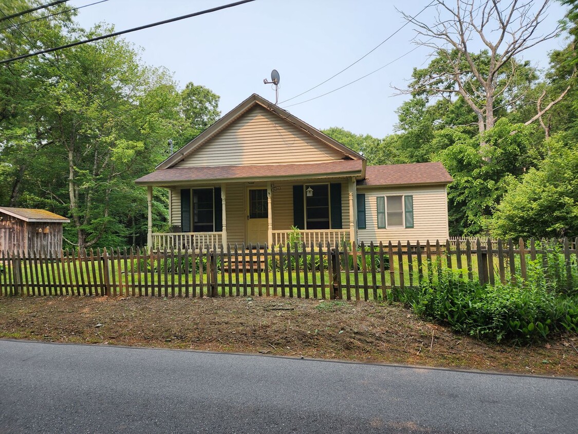 Primary Photo - 1 Bedroom House with large backyard