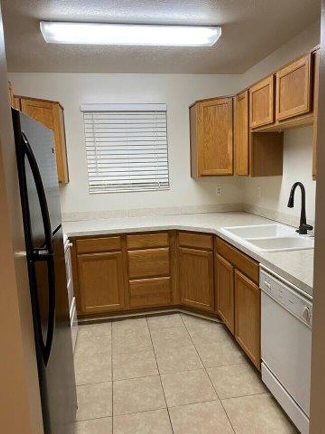 Building Photo - 2 Bed 1.5 Bath Townhome for Rent in North ...