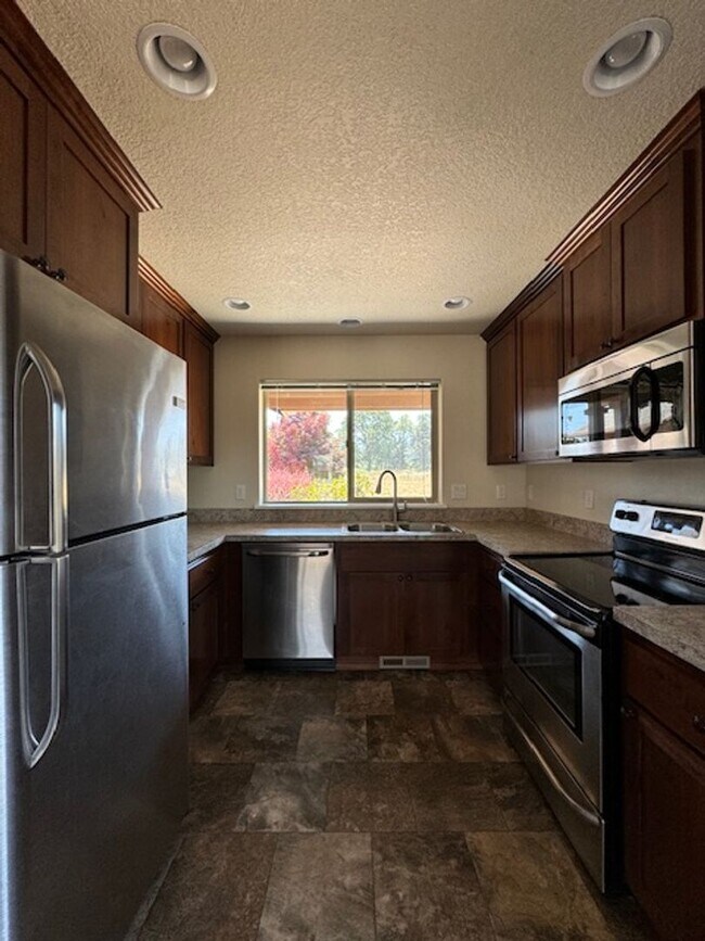 Building Photo - Dont miss out on this charming four bedroo...