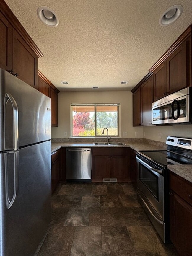 Building Photo - Dont miss out on this charming four bedroom home!