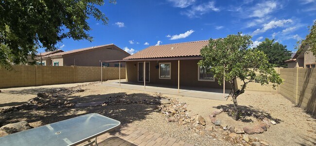 Foto del edificio - 8971 E Rainier Dr