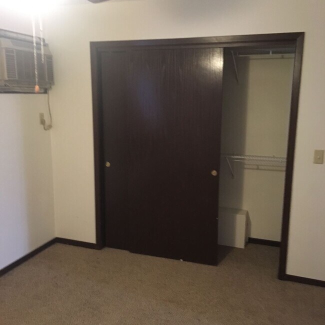 Building Photo - 800 Main St