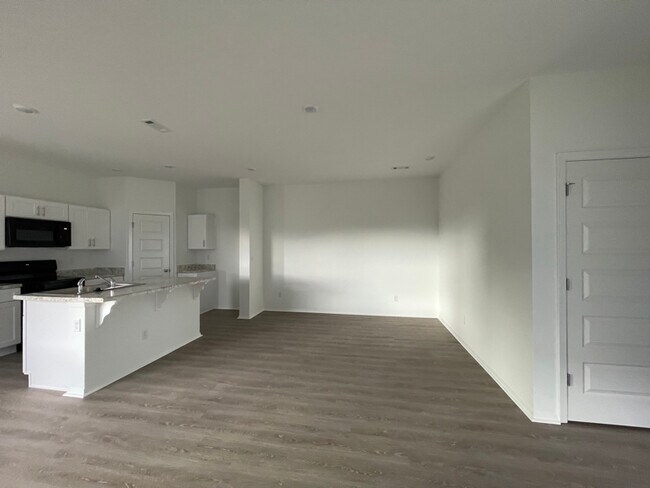 Building Photo - 6723 SW Dignity Ave