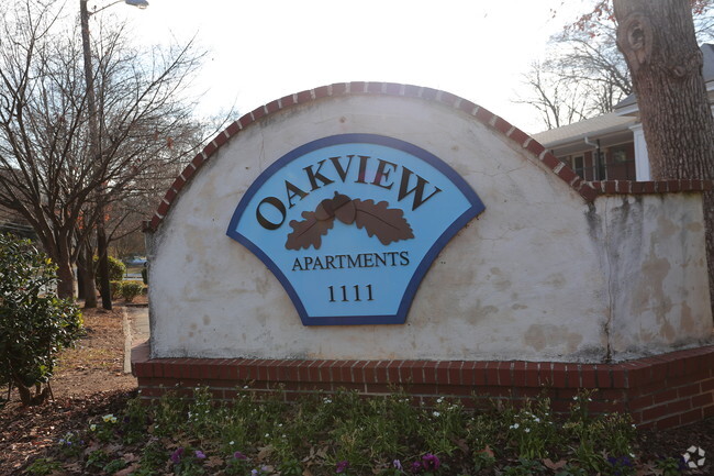 Foto del edificio - 1111 Oakview Rd
