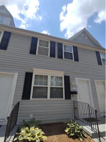 Building Photo - Spacious 1 bedroom, 1.5 bath, townhouse!