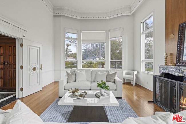 Building Photo - 865 Warner Ave