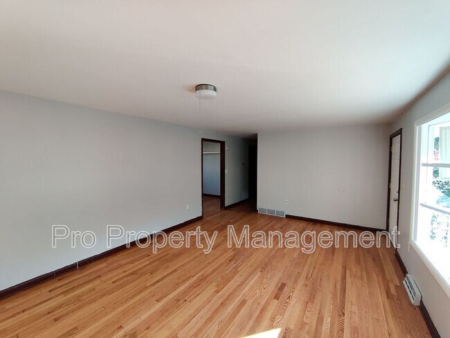 Building Photo - 2057 Hartford Tpke