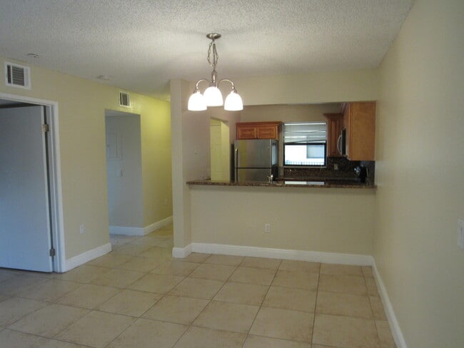Building Photo - 1547 Lake Crystal Dr