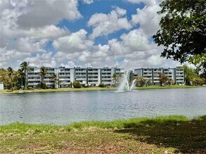 Building Photo - 9375 Fontainebleau Blvd