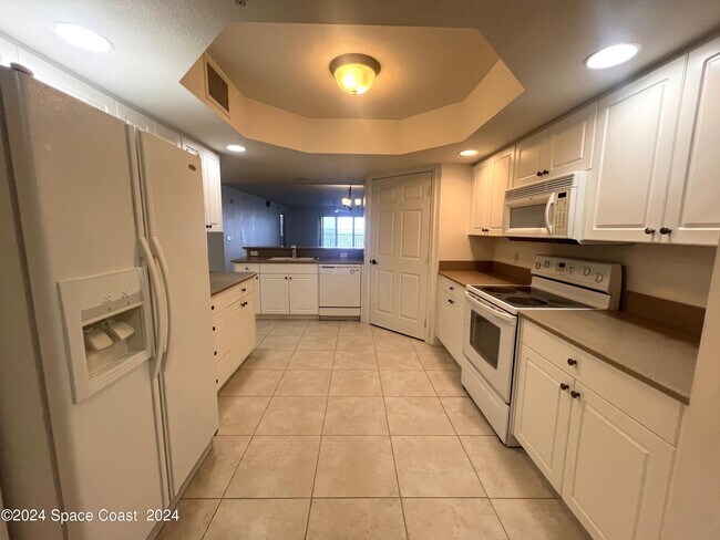 Building Photo - 7048 Sevilla Ct